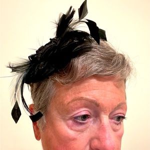Fascinator hat with black feathers & intertwined braids of sequins.